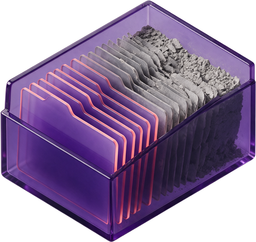 Ein Karteikasten aus violettem Glas: die vorderen Karten leuchten noch, die hinteren sind zu grauem Staub zerfallen.